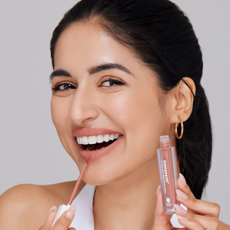Feather Light Liquid Matte Lipstick -Nude Perfect -model